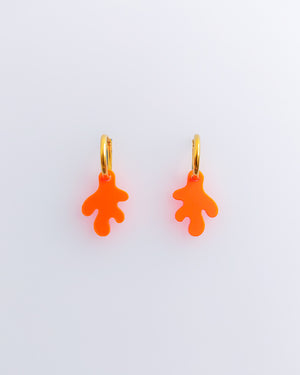 Leuchtend orange Korallen Splash Creolen aus Acrylglas mit Edelstahl Creolen – kleine, leichte Statement-Ohrringe.