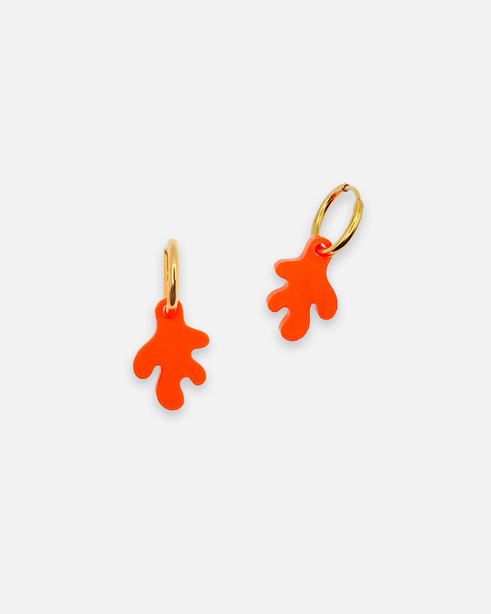 Auffällige Ohrringe aus leuchtend-orangen Acrylglas mit goldfarbenen Creolen.