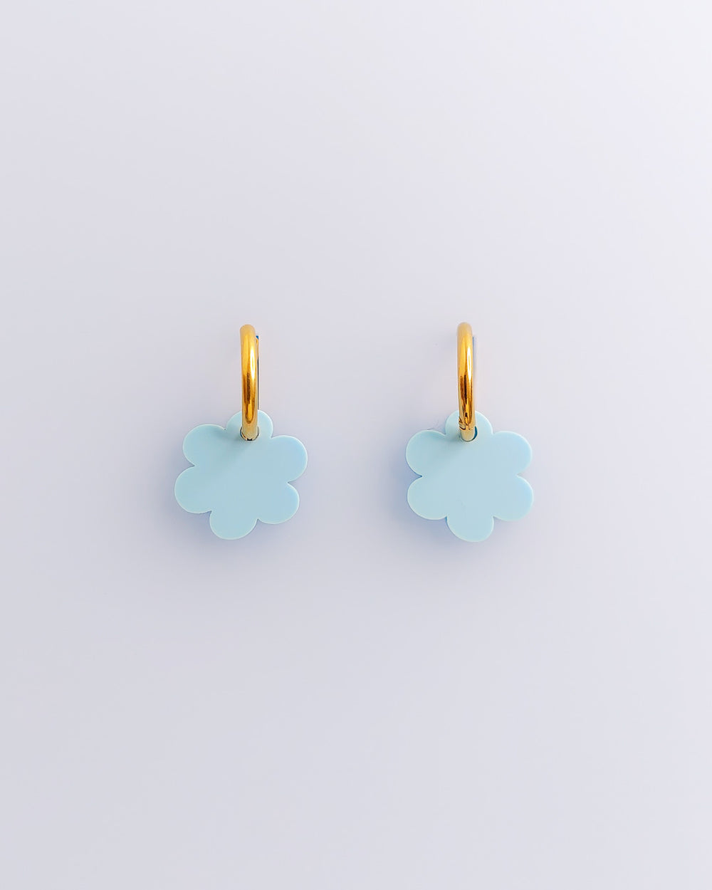 Fluffy Wolken Creolen Ohrringe in pastellblau mit goldenen Edelstahl Creolen und Acrylglas Anhänger von sweeps.