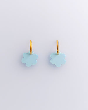 Fluffy Wolken Creolen Ohrringe in pastellblau mit goldenen Edelstahl Creolen und Acrylglas Anhänger von sweeps.