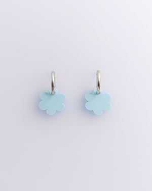 Fluffy Wolken Creolen Ohrringe in pastellblau mit silber Edelstahl Creolen und Acrylglas Anhänger von sweeps.
