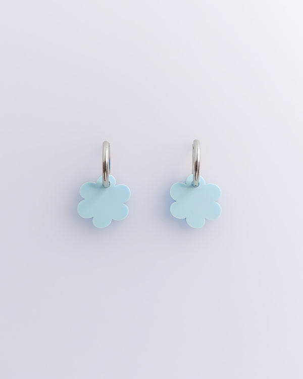 Fluffy Wolken Creolen Ohrringe in pastellblau mit silber Edelstahl Creolen und Acrylglas Anhänger von sweeps.