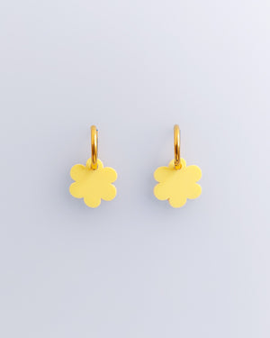 Fluffy Wolken Creolen Ohrringe in pastellgelb mit goldenen Edelstahl Creolen und Acrylglas Anhänger von sweeps.