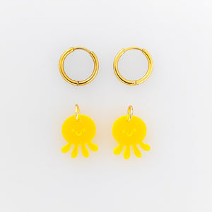 Gelbe Quallen-Schmuck Charms aus satiniertem Acrylglas und vergoldeten Edelstahl.