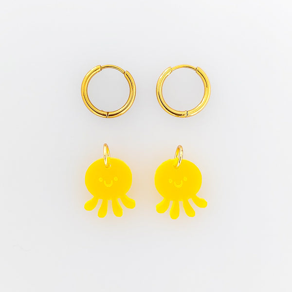 Gelbe Quallen-Schmuck Charms aus satiniertem Acrylglas und vergoldeten Edelstahl.