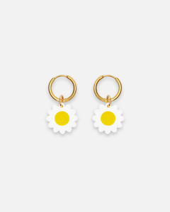 Goldfarbene Edelstahl-Creolen mit Gänseblümchen-Anhänger aus weißem Acrylglas und transparenter Blütenmitte – Daisy Ohrringe von sweeps.