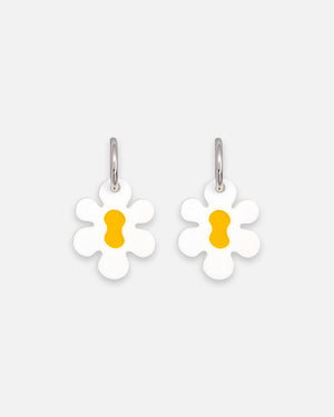 Große Auffällige Daisy-Blumen-Ohrringe aus Acrylglas, an silberfarbenen Edelstahl-Creolen – verspielter Modeschmuck von sweeps
