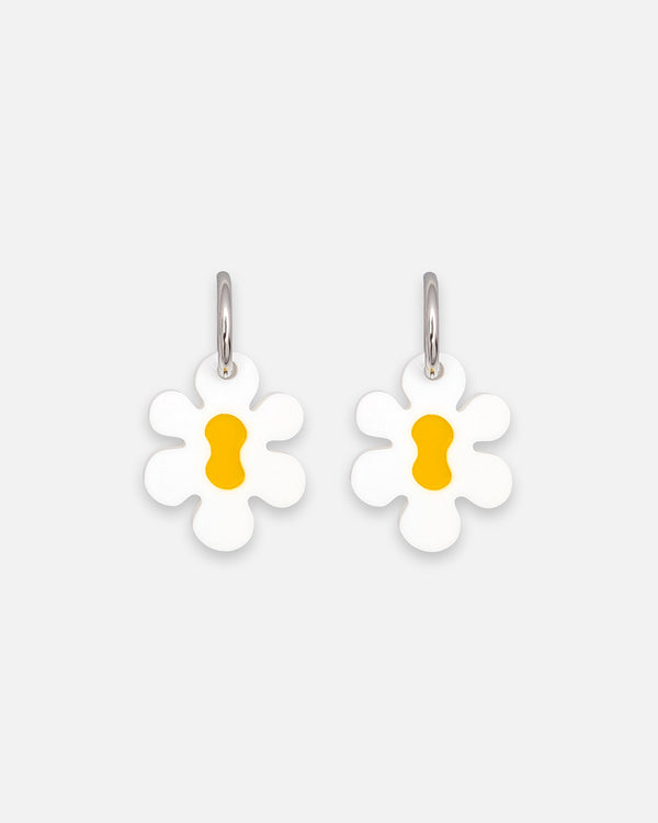 Große Auffällige Daisy-Blumen-Ohrringe aus Acrylglas, an silberfarbenen Edelstahl-Creolen – verspielter Modeschmuck von sweeps