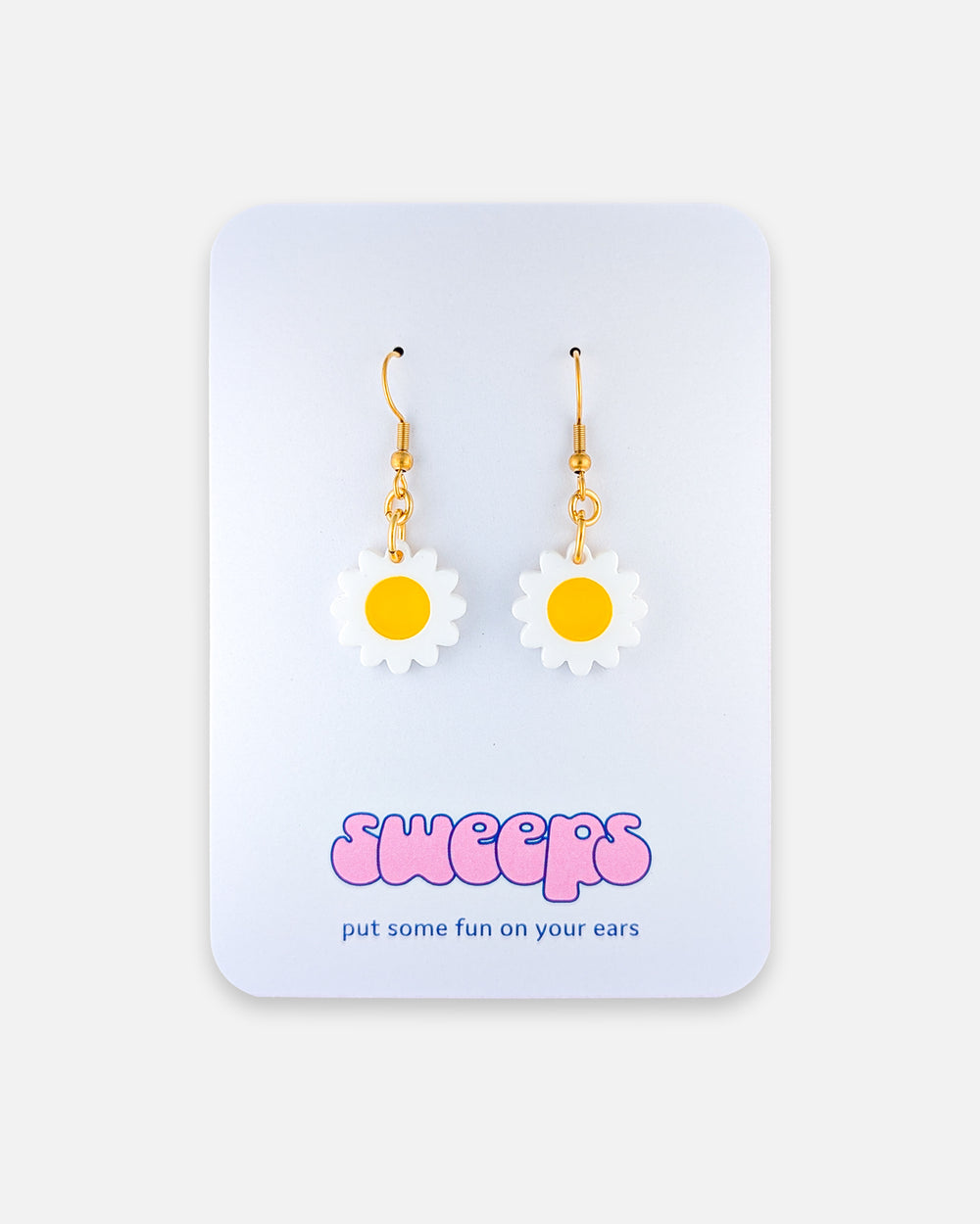 Daisy Ohrhänger aus weißem Acryl mit gelber Blütenmitte und goldfarbenem Ohrhaken von sweeps