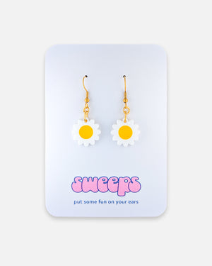 Daisy Ohrringe auf Schmuckkarte aus Acrylglas mit goldfarbenem Ohrhaken von sweeps