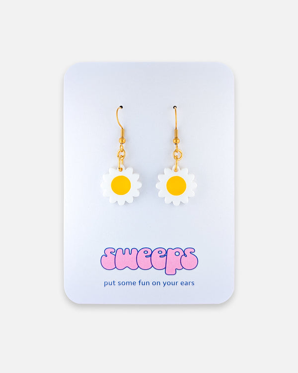 Daisy Ohrringe auf Schmuckkarte aus Acrylglas mit goldfarbenem Ohrhaken von sweeps