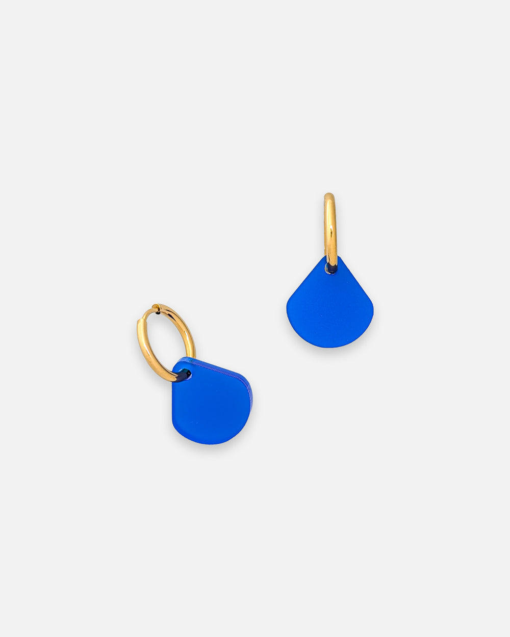 Dunkelblaue Tropfen Ohrringe aus leichtem Acrylglas mit goldenen Edelstahl Creolen von sweeps