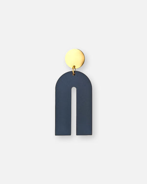 Goldene Ohrstecker mit leichtem schwarzem Acrylglas Bogen Anhänger