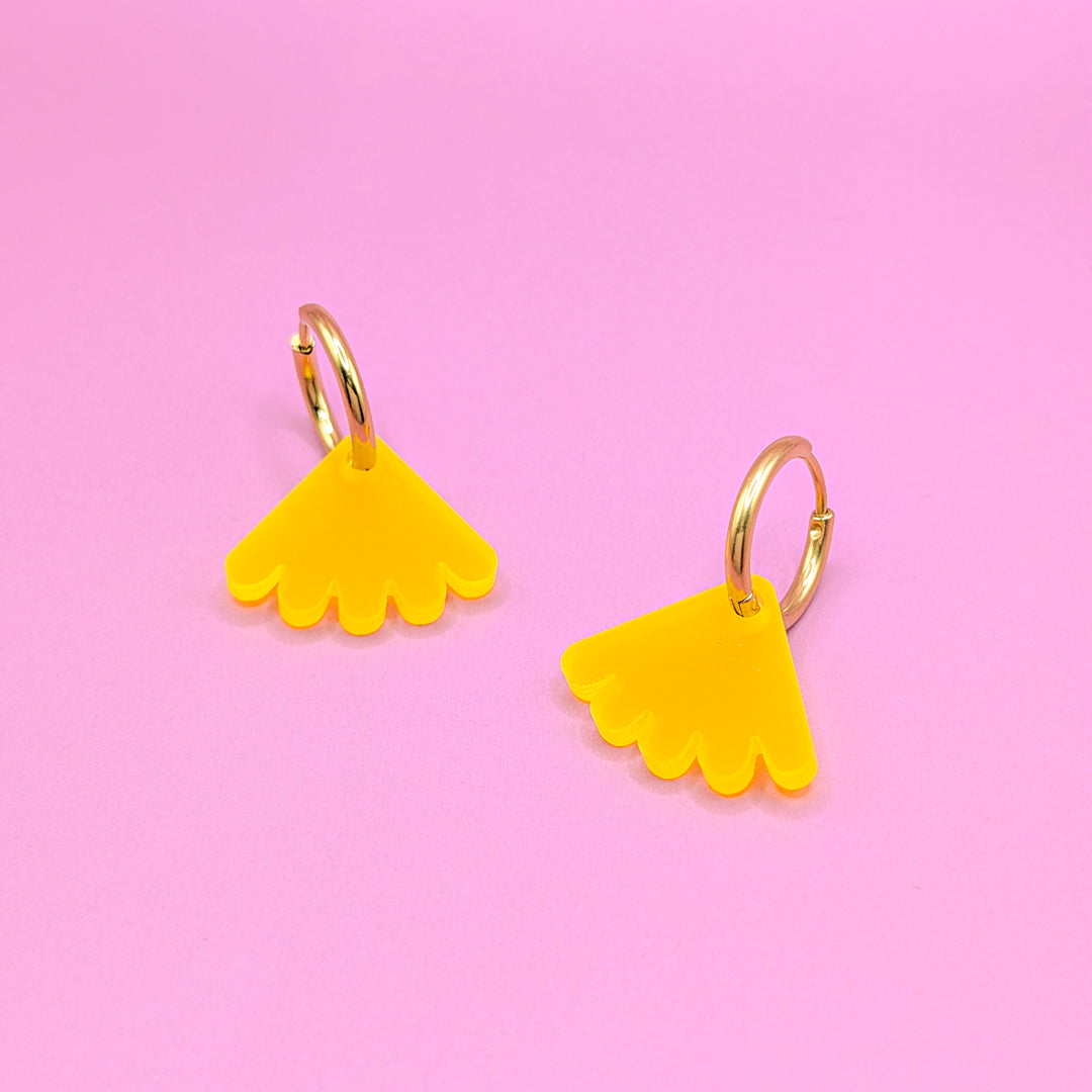 Gelbe Fächer - Muschelform Ohrringe aus Acrylglas auf goldenen Hoops von sweeps