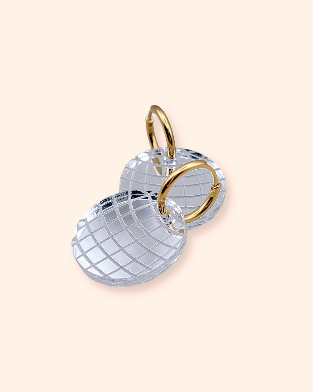 Geometrische Diskokugel Ohrringe aus Acrylglas mit Muster – minimalistische goldene Creolen aus Edelstahl