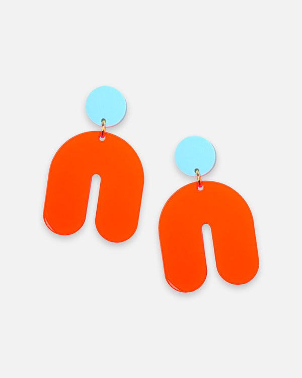 Große Statement Ohrstecker mit hellblauen kreisen und neon orangen Bogen. Edelstahl Stecker ausAcryl und Edelstahl.