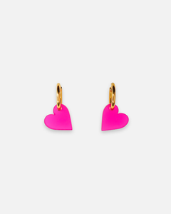 Ohrringe mit pinken Herz Anhänger aus Acrylglas und Edelstahl Creolen in gold.