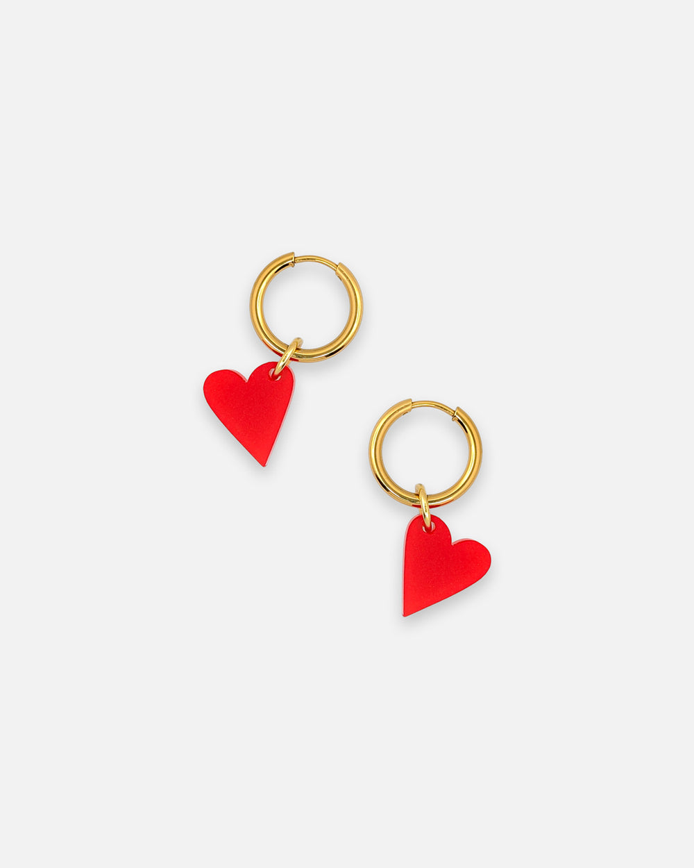 Goldene Creolen mit rotem Herz Anhänger aus Acryl – leichte Herzohrringe von sweeps