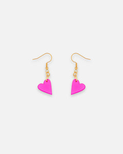 Pinke Herz Ohrhänger aus Fuchsia pinkem Acrylglas mit goldfarbenen Edelstahlhaken von sweeps