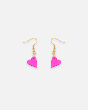 Pinke Herz Ohrhänger aus Fuchsia pinkem Acrylglas mit goldfarbenen Edelstahlhaken von sweeps