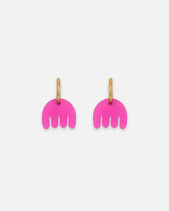 Hoops-Ohrringe mit Fuchsia-rotem Acryl Anhänger in Blumen-Form von sweeps.