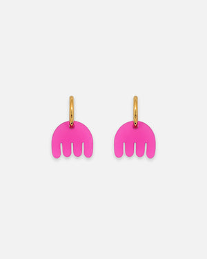 Hoops-Ohrringe mit Fuchsia-rotem Acryl Anhänger in Blumen-Form von sweeps.