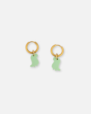 Verspielte Dino Hoops mit recycelten Pastell-Acryl-Anhängern und goldfarbenen Edelstahl-Creolen als Geschenkidee