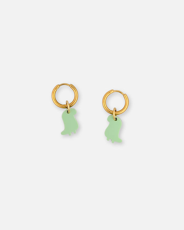 Verspielte Dino Hoops mit recycelten Pastell-Acryl-Anhängern und goldfarbenen Edelstahl-Creolen als Geschenkidee