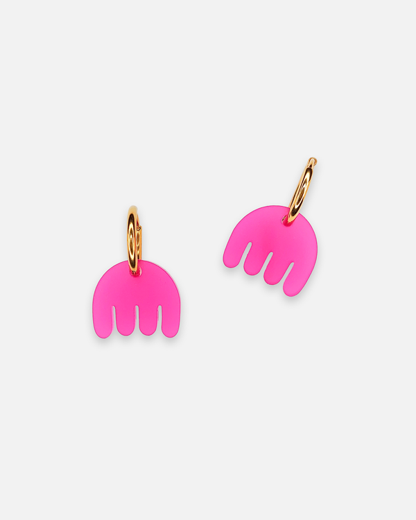 Blumenförmige Creolen Ohrringe mit Statement Anhänger in Fuchsia von sweeps.