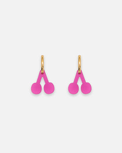Kirschen Creolen aus Fuchsia Acryl – grafische Statement Ohrringe mit goldenen Edelstahl Hoops von sweeps
