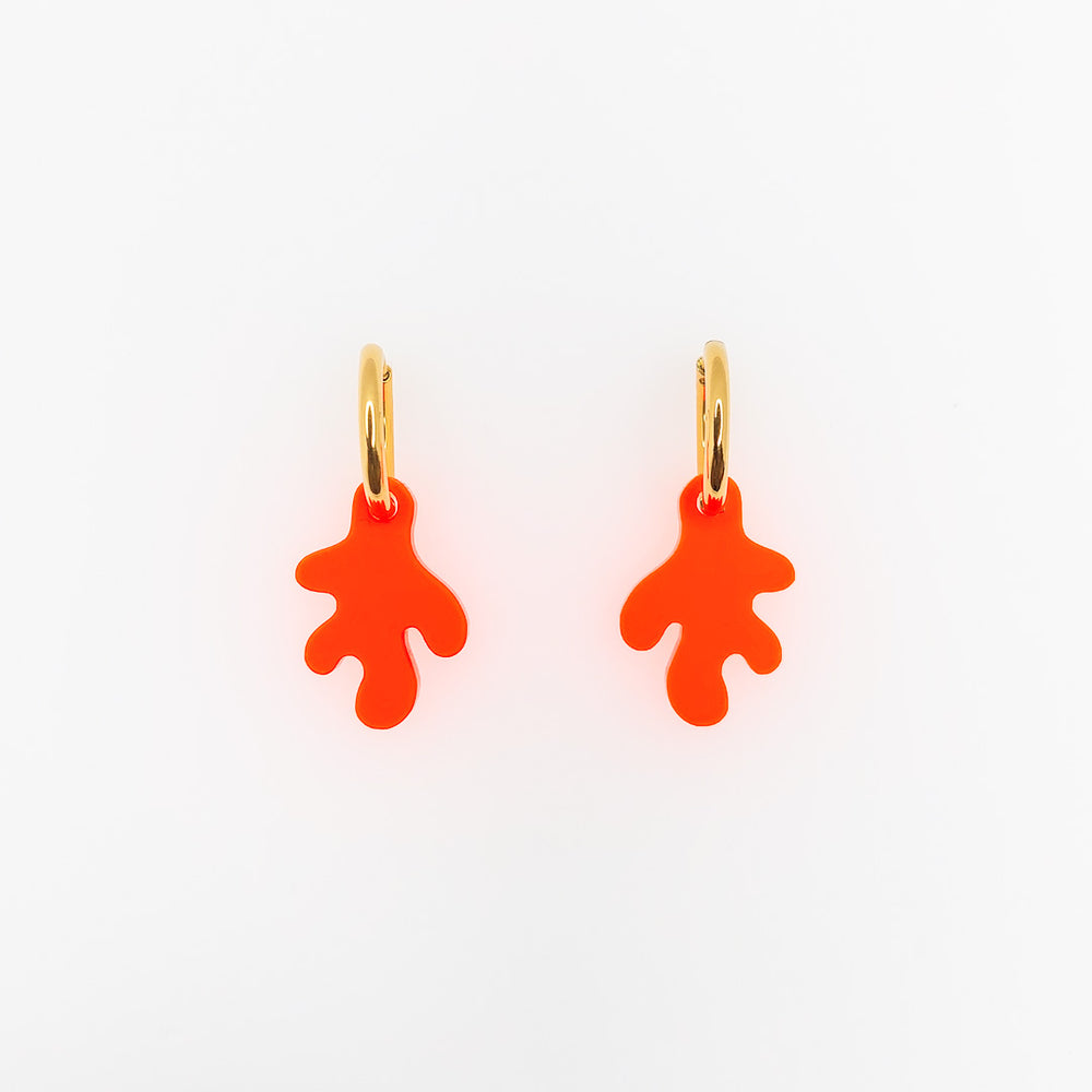 Leuchtend neon orange Korallen Design Ohrringe aus Acrylglas mit goldfarbenen Creolen – kleine, leichte Statement-Accessoires.