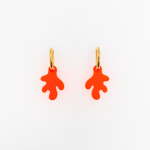 Leuchtend neon orange Korallen Design Ohrringe aus Acrylglas mit goldfarbenen Creolen – kleine, leichte Statement-Accessoires.