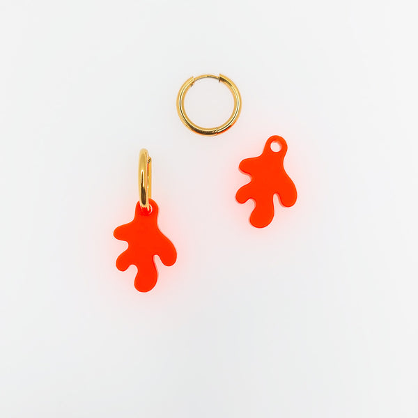 Leuchtende Neon orange Korallen-shape Creolen aus Acrylglas mit Edelstahl Creolen.