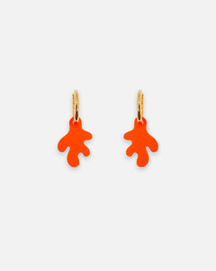 Auffällige Ohrringe aus leuchtend-orangen Acrylglas mit goldfarbenen Creolen.