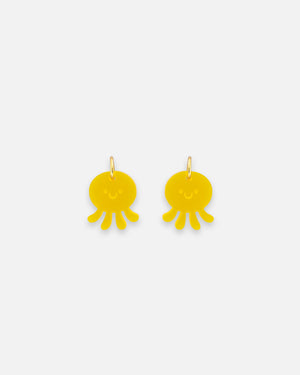 Ein paar oktopuss Schmuckanhänger aus gelben Acrylglas mit goldenen Edelstahl ringen für sweeps Creolen.
