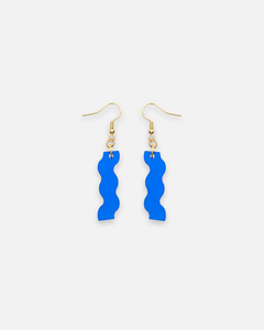Dunkelblaue Wellen-Ohrhänger aus satiniertem Acrylglas mit goldfarbenen Edelstahlhaken – leichte Statement-Ohrringe von sweeps.