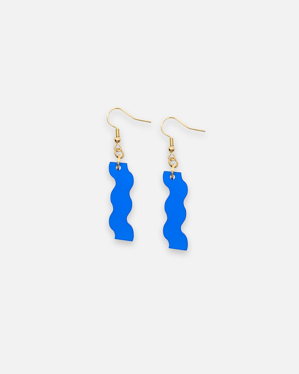 Dunkelblaue Wellen-Ohrhänger aus satiniertem Acrylglas mit goldfarbenen Edelstahlhaken – leichte Statement-Ohrringe von sweeps.