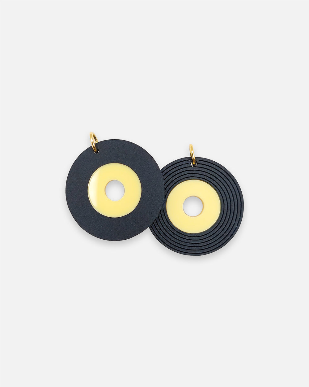 Leichte goldene Creolen mit Schallplatten Anhänger.