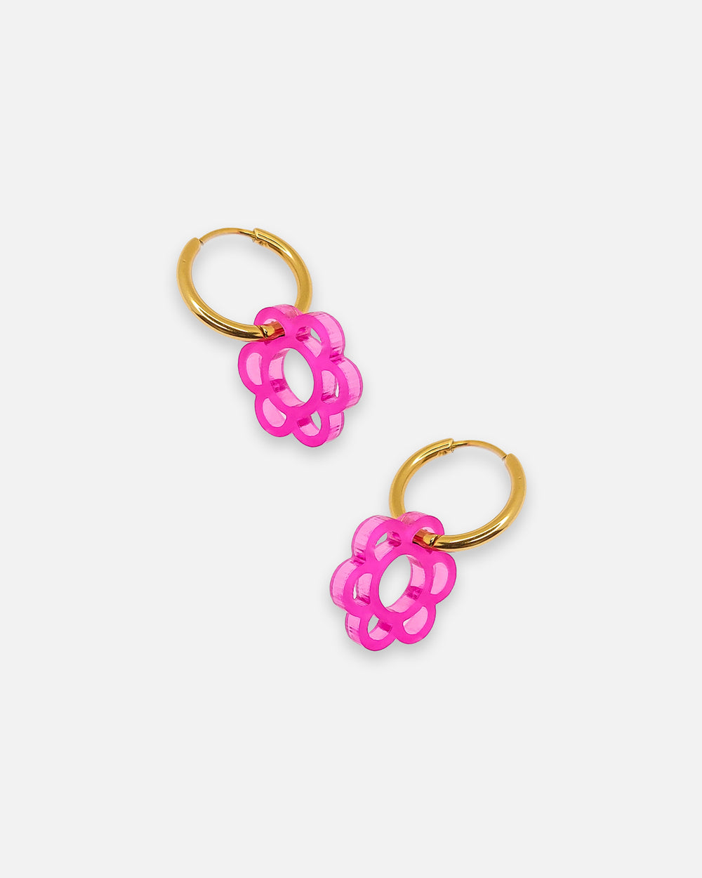 Creolen mit Blumen-Anhänger in Fuchsia aus Acrylglas. Goldene-Edelstahl-Creolen – leichter Schmuck von sweeps.