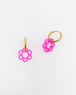 Fuchsiafarbene Blumen-Ohrringe aus Acrylglas mit goldenen Edelstahl-Creolen – leichter Modeschmuck von sweeps