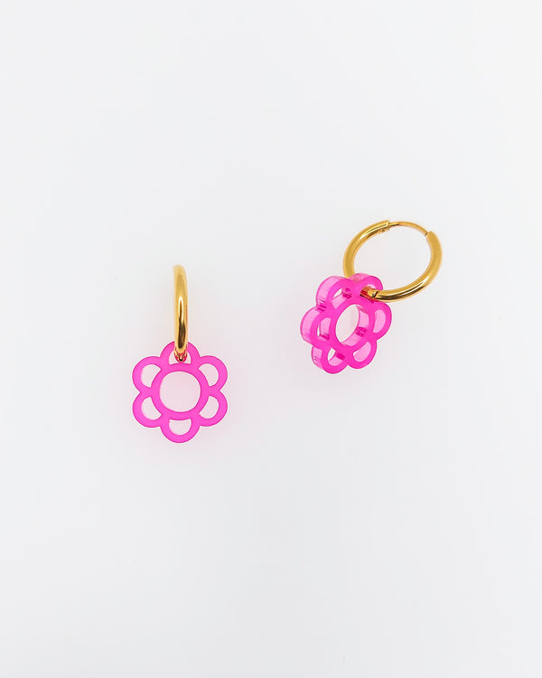 Fuchsiafarbene Blumen-Ohrringe aus Acrylglas mit goldenen Edelstahl-Creolen – leichter Modeschmuck von sweeps