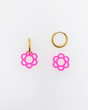 Creolen mit Fuchsia Blumen-Anhänger aus Acrylglas mit goldenen Edelstahl-Creolen – leichter Modeschmuck von sweeps
