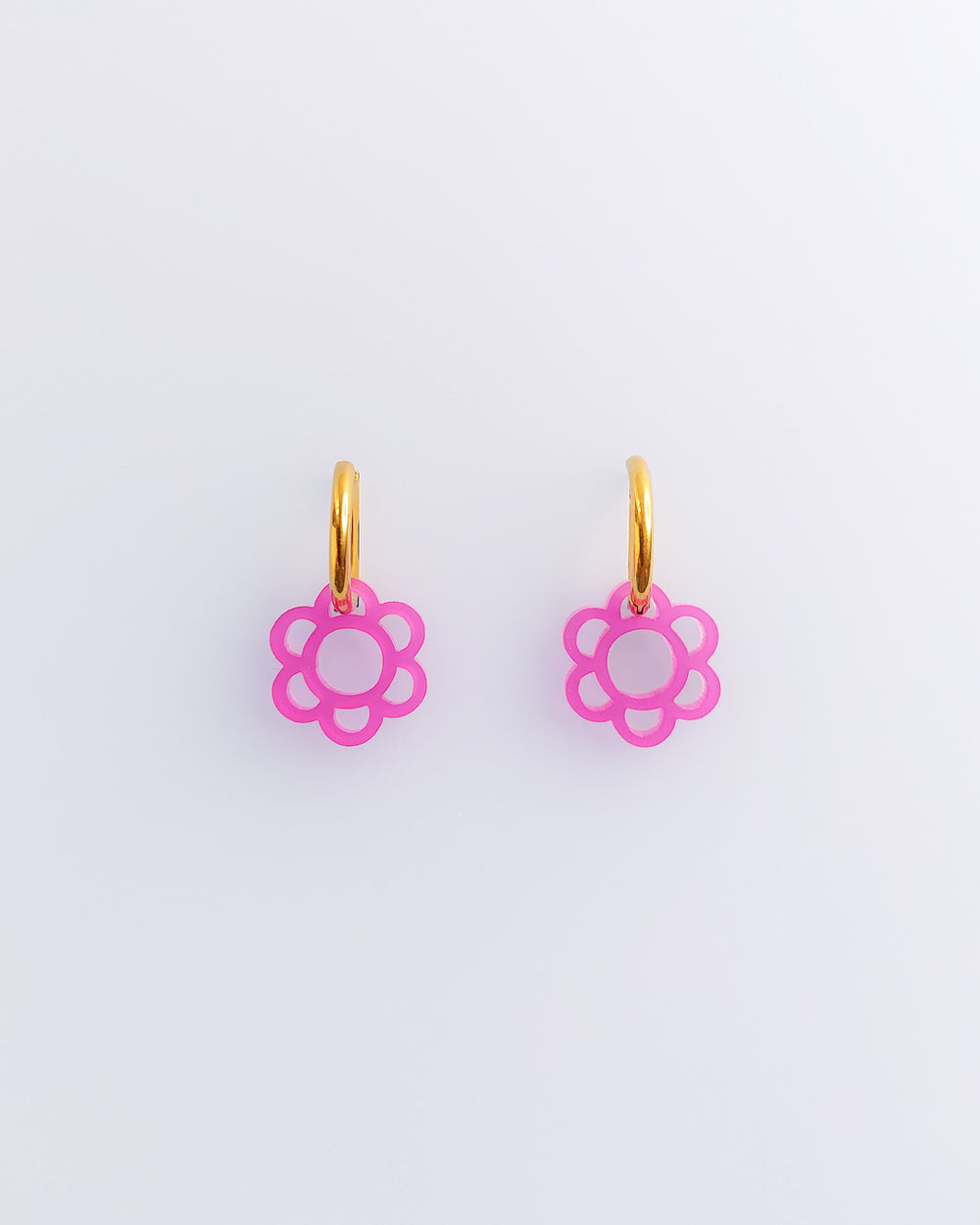 Creolen mit Blumen-Anhänger in Fuchsia aus Acrylglas. Goldene-Edelstahl-Creolen – leichter Schmuck von sweeps.