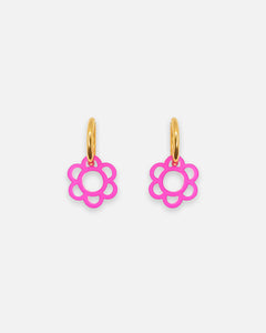 Creolen mit Blumen-Anhänger in Fuchsia aus Acrylglas. Goldene-Edelstahl-Creolen – leichter Schmuck von sweeps.