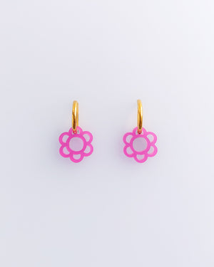Creolen mit Blumen-Anhänger in Fuchsia aus Acrylglas. Goldene-Edelstahl-Creolen – leichter Schmuck von sweeps.