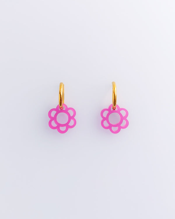 Creolen mit Blumen-Anhänger in Fuchsia aus Acrylglas. Goldene-Edelstahl-Creolen – leichter Schmuck von sweeps.