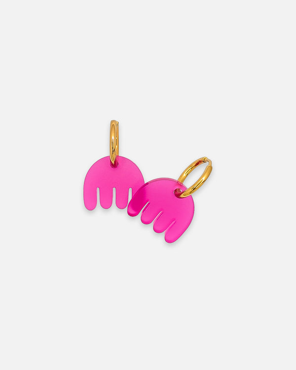 Goldene Hoops aus Edelstahl mit floralem abstrahiertem Acryl Anhänger aus Fuchsia-rotem Acrylglas.