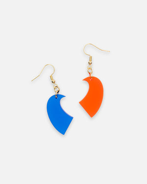 Asymmetrische Mismatch Ohrringe in Blau und Orange mit abstrakten Acrylglas Anhängern
