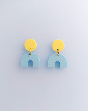 Bunte Ohrstecker mit gelbem Kreis und hellblauem Bogen – geometrisches Design im Boho-Stil, gefertigt aus Acryl mit Edelstahlstecker von sweeps.