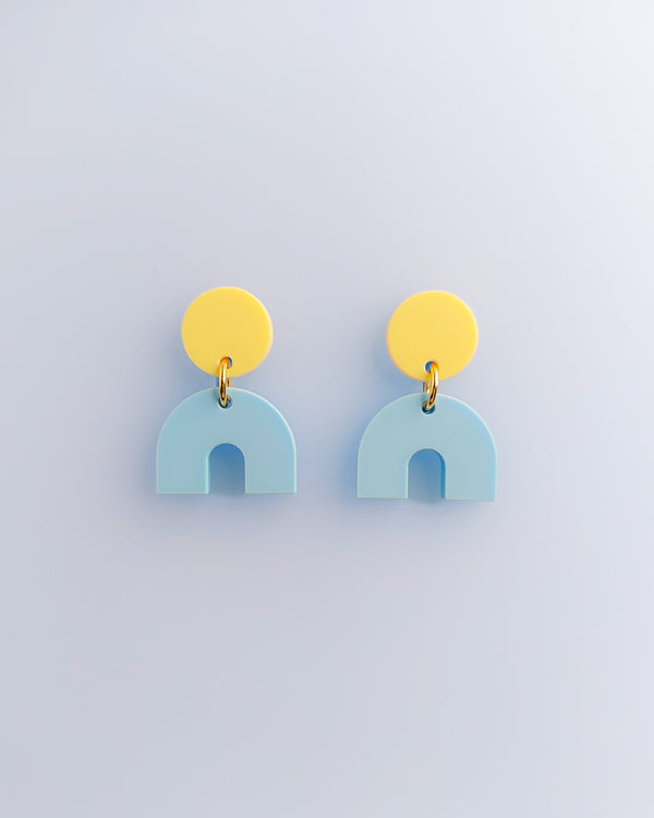 Bunte Ohrstecker mit gelbem Kreis und hellblauem Bogen – geometrisches Design im Boho-Stil, gefertigt aus Acryl mit Edelstahlstecker von sweeps.